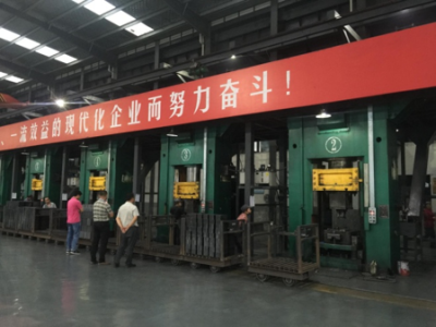 如何提高鎂碳磚質(zhì)量？華隆伺服電動(dòng)螺旋壓磚機(jī)給你答案